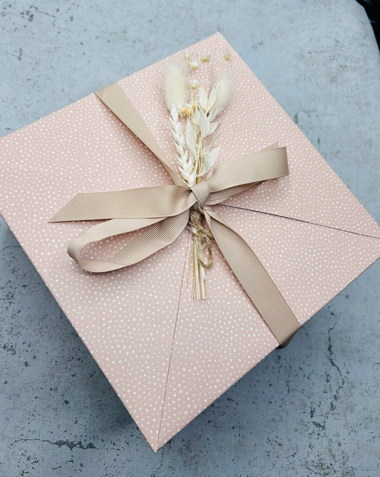 Geschenkbox/Karton mit Schleife