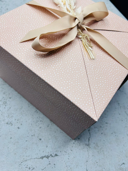Geschenkbox/Karton mit Schleife