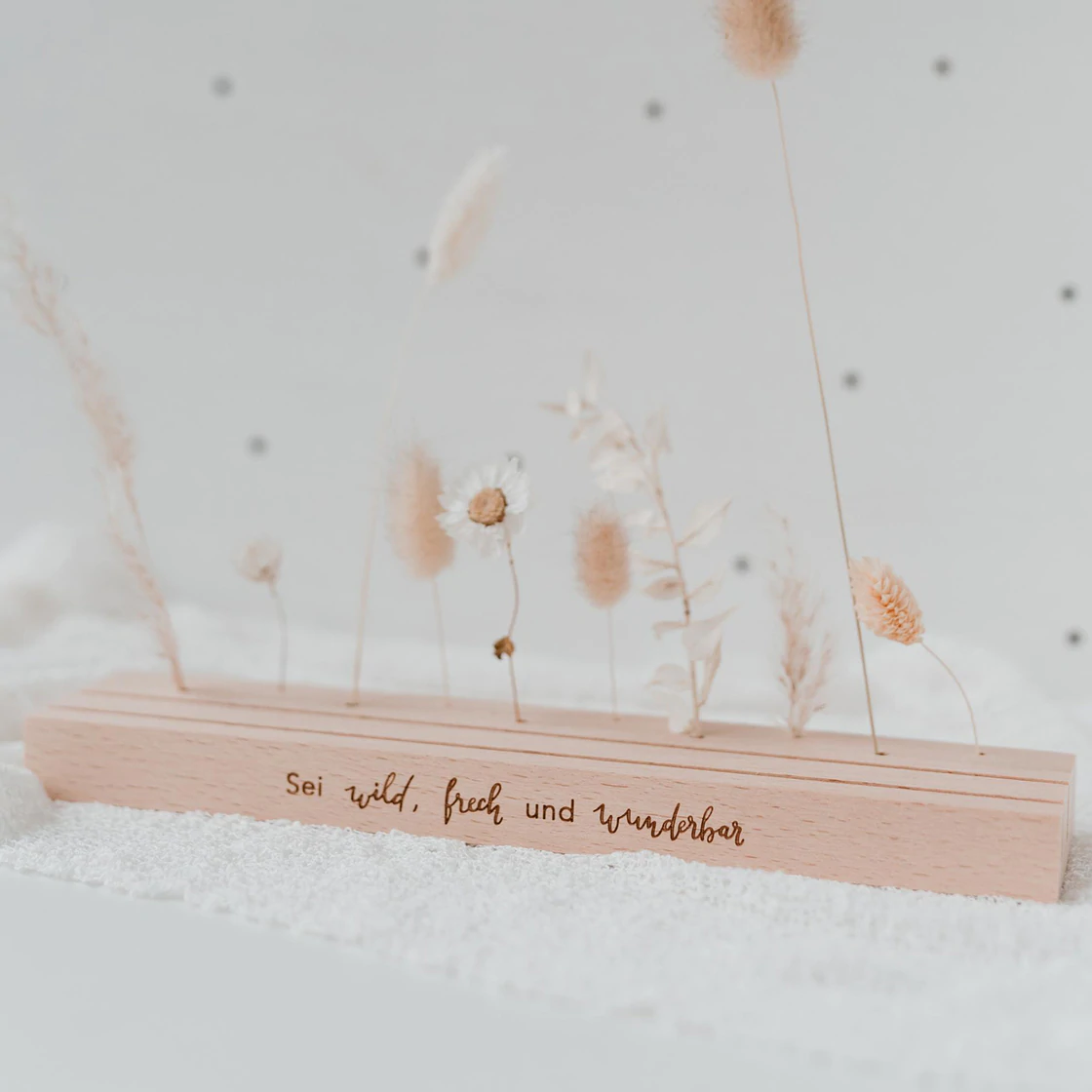 Karten und Trockenblumenständer sei wild frech