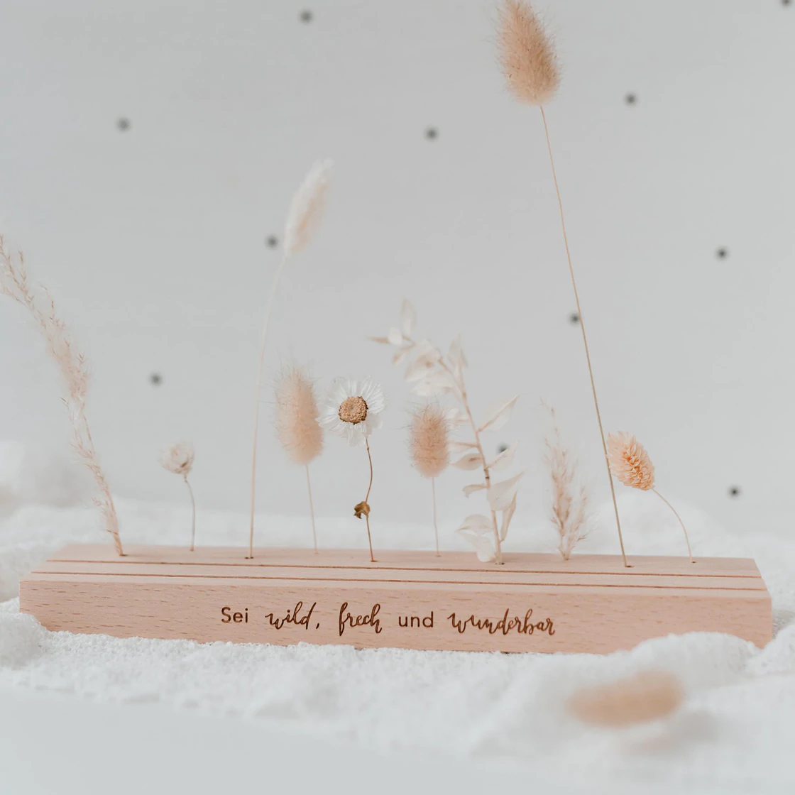 Karten und Trockenblumenständer sei wild frech